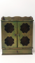 Klein groen wandkastje voor sleutels?? / Little green wallcabinet for keys??