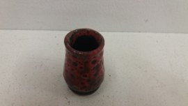 Kleine fatlava vaasjes in bruin met rood. / Small fatlava vases in brown with red.