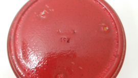 Een deksel doosje in rood 8 x 12.5 cm.  / A lid box in red 3.1 x 4.9 inch.