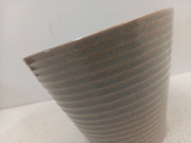 Grijze bloempot met groene binnenkant  / Gray planter with green inside