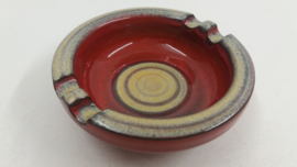 Rode asbak met beige glazuur 13 cm. / Red ashtray with beige glace 5.1 inch.