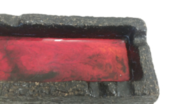 Zwarte asbak rode gevlamde binnenkant / Black ashtray glaced red inside