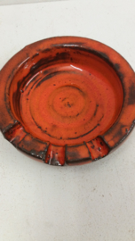 Mooie oranje asbak 10,5 cm. / Nice orange ashtray 4,1 inch.
