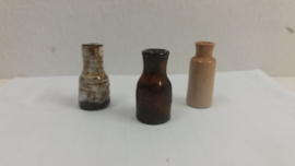 3 kleine mini vaasjes 3 x 1 cm. / 3 small vases 1.18 x 0.39 inch.