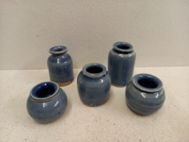 J vaasjes in blauw 3 tot en met 5.5 cm. / Little J vases in blue 1.18 till 2.16 inch
