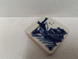 Klein Delfts tegeltje met een molen 4 cm. / Small Delft tile with a windmill 1.57 inch.