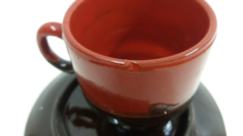 Rood en bruine kop en schotel  / Red and brown cup and saucer