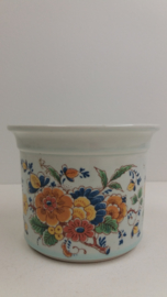 Set witte bloempotten met bloemen decor.  / Set white planters with flower decor.