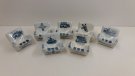 Set 7 stoeltjes asbakken Delfts blauw / Set 7 chair ashtrays Delfts blue