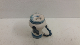 Kannetjes in wit met delfts blauw / Jugs in white with delft blue