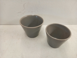 Setje bloempotten in  grijs gemerkt 2116 / Set planters in gray marked 2116