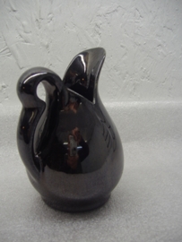 Klein kannetje in luster glazuur 11.5 cm. Erica / Little black jug in luster glace 4.5" . Erica
