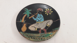 Tunesisch wandbord met een man 18 cm. / Tunisian wall plate with a man 7.1 inch.
