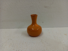 2 kleine witte vaasjes 4 cm. / 2 little white vases 1.57 inch.