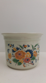 Witte bloempot met bloemen decor.  / White planter with flower decor.