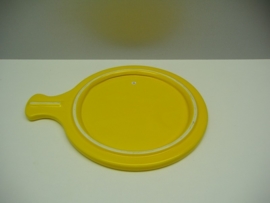 Kaasplank in geel 22 cm. Yellow cheese platter 9.5 inch.