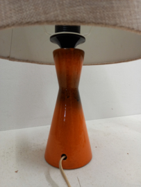 Oranje tafellamp met stoffen kap / Orange table lamp with fabric shade