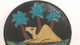 Tunesisch wandbord met een kameel 18 cm. / Tunisian wall plate with a camel 7.1 inch.