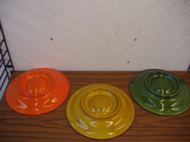 Snack borden in retro kleuren 20 cm.  /  Snack plates in retro colors 7.9 inch.