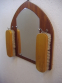 Hal spiegeltje met kleding borsteltjes / Little hall mirror with clothes brushes