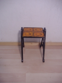 Bijzettafeltje gietijzer en oranje tegels. / Side table cast iron and orange tiles