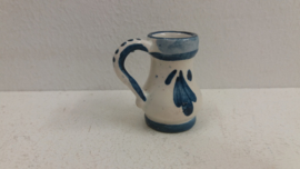Kannetjes in wit met delfts blauw / Jugs in white with delft blue