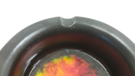 Asbak met oranje en rode afwerking / Ashtray black with red and orange finish