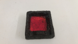 Zwarte asbak rode geglazuurde binnenkant / Black ashtray glaced red inside