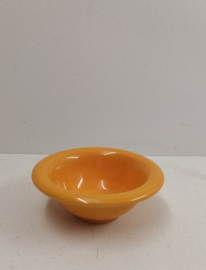 Snack schaaltje in oker 14 cm.  /  Snack bowl in ocher 5.5 inch.