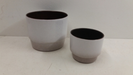 Witte potten in nummer 291 en 293 / White planters in number 291 and 293