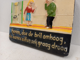 Spreukentegeltje  " Heren doe de bril omhoog de dames zitten ook graag droog " "