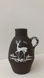 Mooi bruin vaasje met een hertje Epe / Nice brown vase with a dear Epe