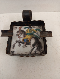 Tegeltje met metalen  asbakje. / Little tile with a metal ashtray.