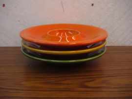 Snack borden in retro kleuren 20 cm.  /  Snack plates in retro colors 7.9 inch.