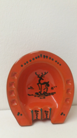 Rood schaaltje met een hertje / Red dish with a deer