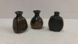 3 kleine mini vaasjes 3 x 1 cm. / 3 small vases 1.18 x 0.39 inch.
