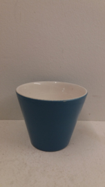 Wit bloempotje met ribbels nr. 2110 /  White planter with ribs number 2110