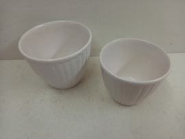 2 witte potjes in nummer 2100 / 2 white planters in number 2100