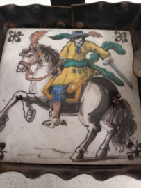 Tegeltje met metalen  asbakje. / Little tile with a metal ashtray.
