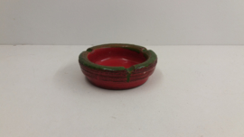 Rode asbak met groene rand 15.5 cm. / Red ashtray with green edge 6.1 inch.