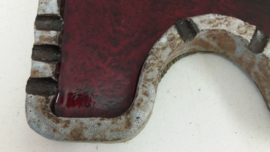 Asbak in grove klei met rode binnenkant / Ashtray in coarse clay red inside