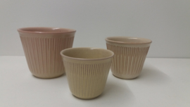 Setje bloempotten in beige gemerkt H v D / Set planters in biege marked H v D