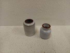 2 kleine witte vaasjes 4 cm. / 2 little white vases 1.57 inch.