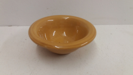 Snack schaaltje in oker 14 cm.  /  Snack bowl in ocher 5.5 inch.