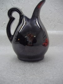 Klein kannetje in luster glazuur 11.5 cm. Erica / Little black jug in luster glace 4.5" . Erica
