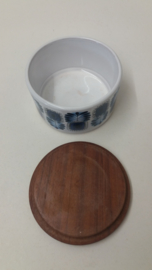 Een deksel doosje in wit met blauw decor.  / A lid box in white with blue decor.