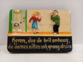 Spreukentegeltje  " Heren doe de bril omhoog de dames zitten ook graag droog " "