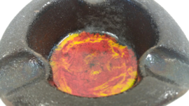 Asbak in grove structuur rood geel / Ashtray in coarse clay red and yellow