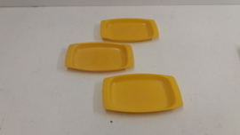 Snackschaaltjes in geel 15 x 9 cm. / Snack bowls in geel 5.9 x 3.5 inch.