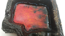 Zwarte asbak rood gevlamde binnenkant / Black ashtray glaced red  inside